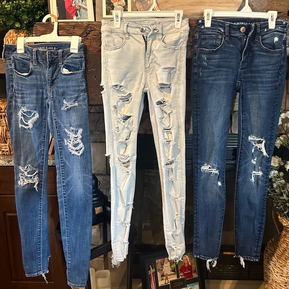 Women/Juniors Size 0 American Eagle Jeans. Excellent Condition. 3 Pairs. $28.00